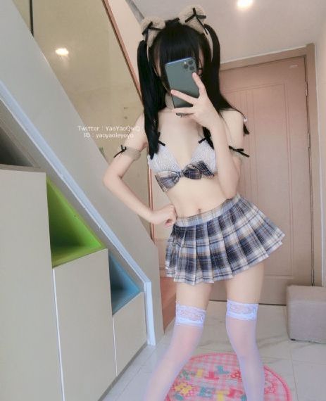 犹为离人照落花