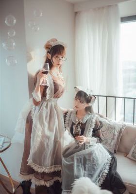 商务旅行之戴帽子的女老板